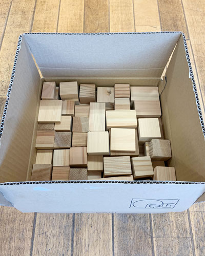 貴重な無垢材のキューブ積み木 72ピース(2.5cm角) 貴重な無垢材のキューブ積み木 72ピース(2.5cm角) - メルカリ